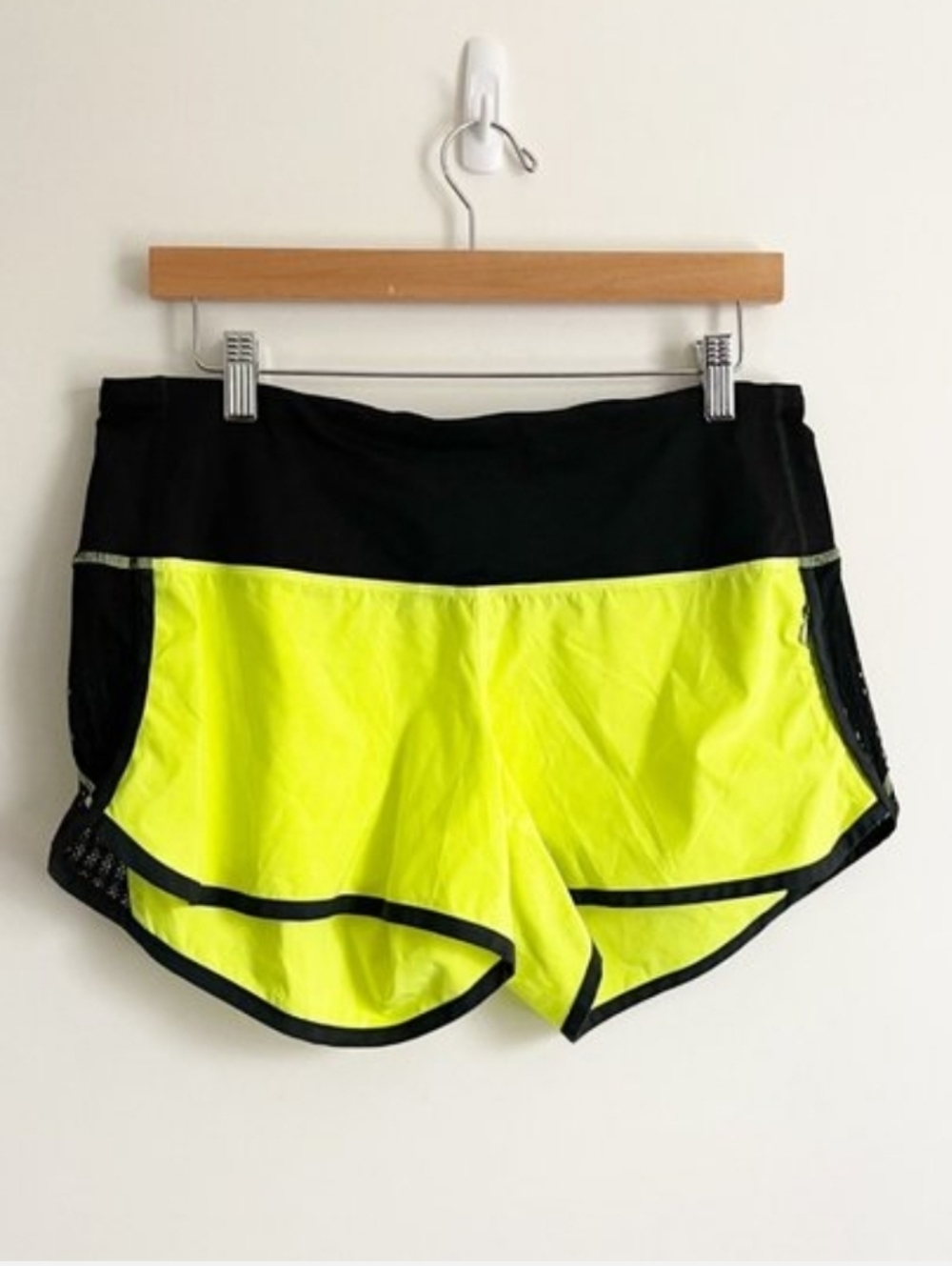 Lululemon Run: Sun Sprinter Short Ray Neon Yellow Black Size 6